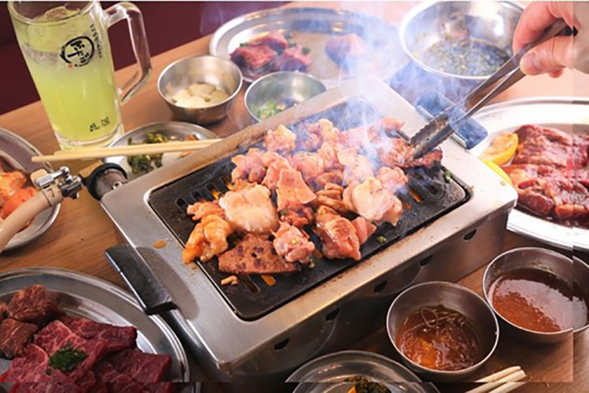 「大阪焼肉・ホルモン ふたご」夏の“はみ出る”フェア