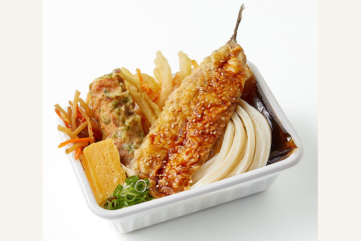 さんま天と定番おかずのうどん弁当 490円(税込)