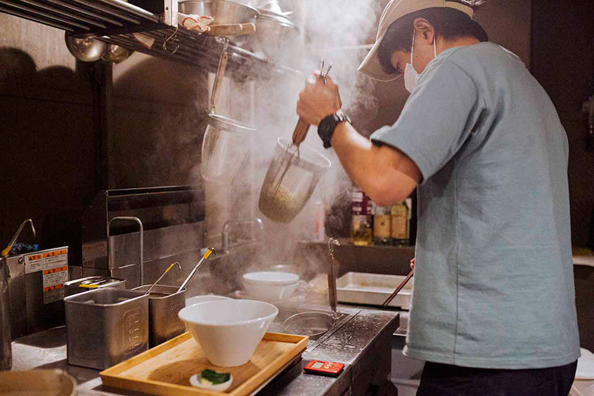 「コオロギラーメン」を作るANTCICADAの篠原さん