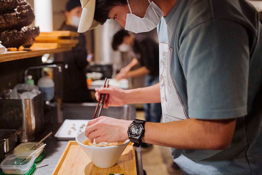 ANTCICADAの篠原さんが自ら作る「コオロギラーメン」完成