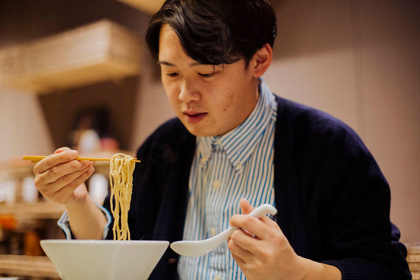 ANTCICADAの「コオロギラーメン」を食べるライターいぬいはやと氏