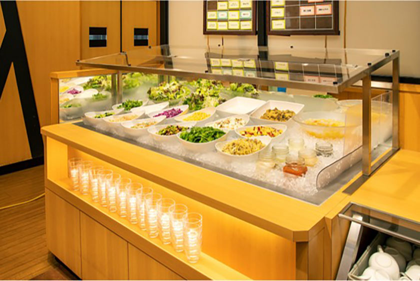 ステーキ宮のサラダバーには飛沫防止ガードも設置されています