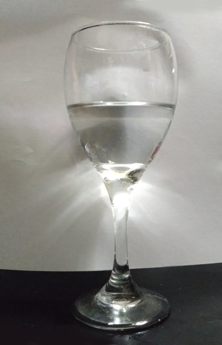 グラスに水が半分入っている画像。満たされているかどうか