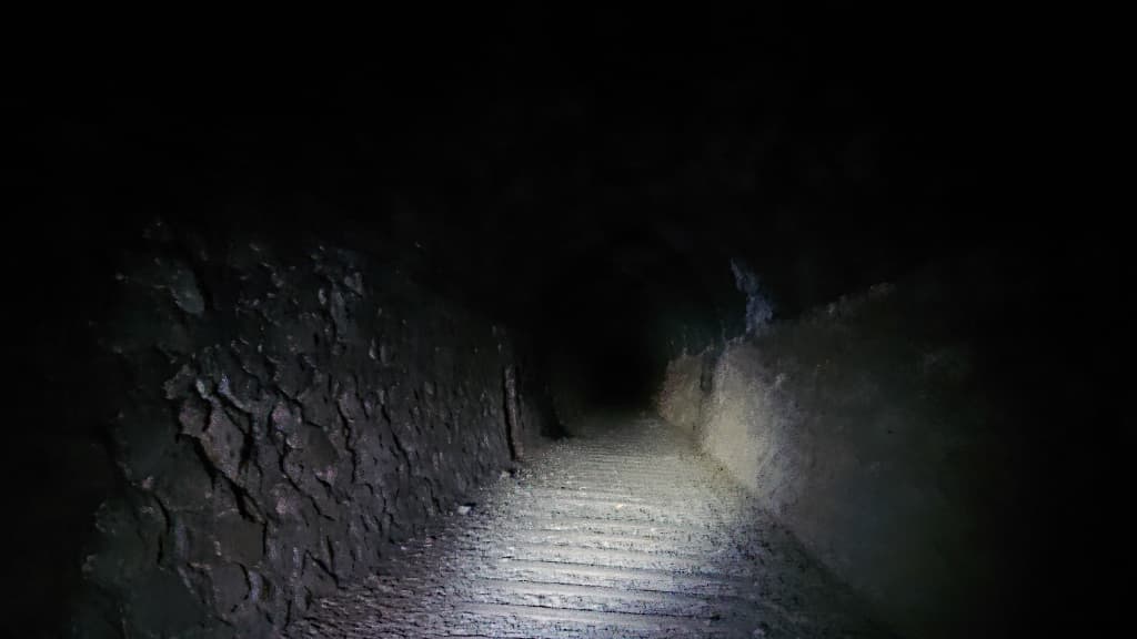 武庫川廃線跡のトンネルの中