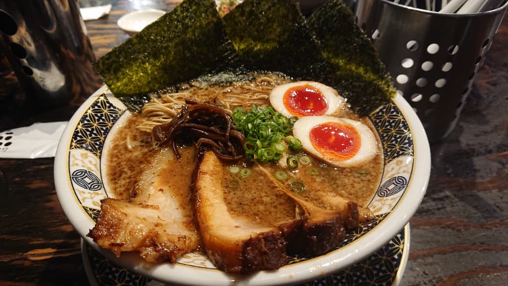 大阪駅の豚骨ラーメン