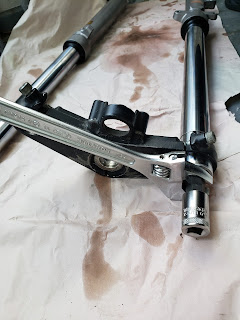 CBR250RR(MC22)のフロントフォークのオーバーホール：分解編 - どん