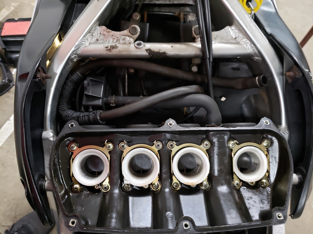 CBR250RR(MC22)のプラグに上からアクセス