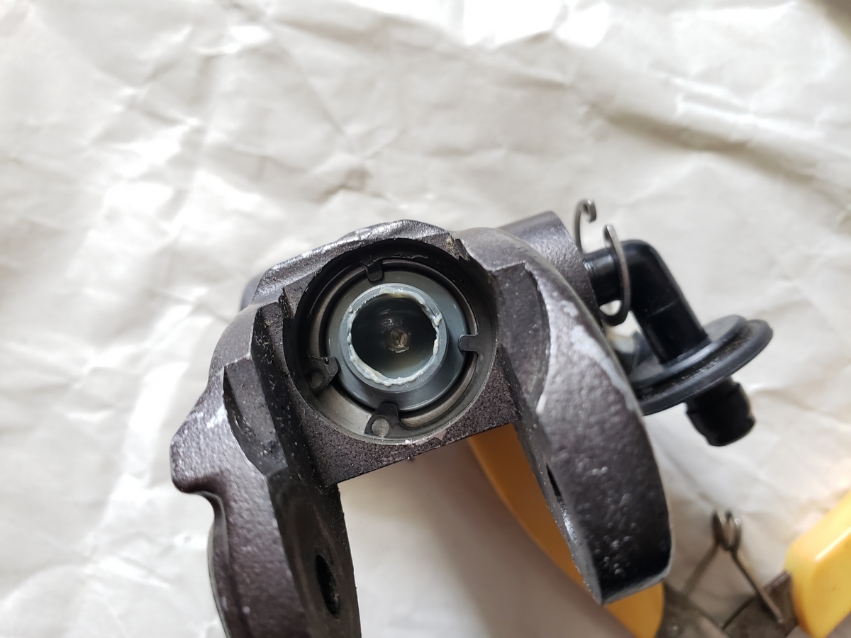 NISSINラジアルマスターのピストンを抜く