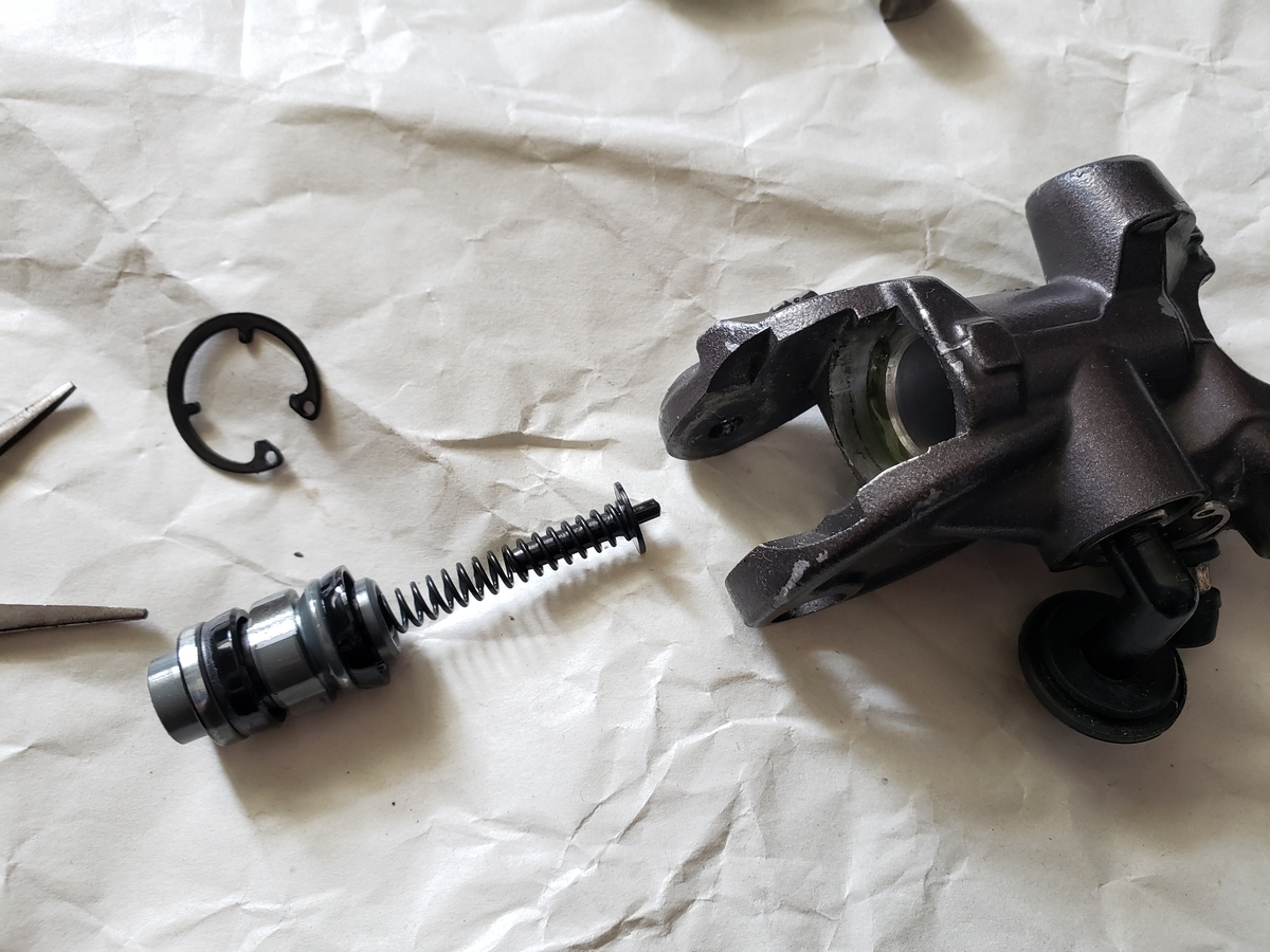 NISSINラジアルマスターのピストンを抜く