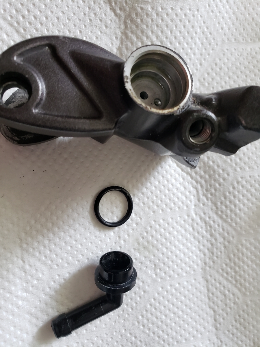 NISSINラジアルマスターのコネクターを抜く