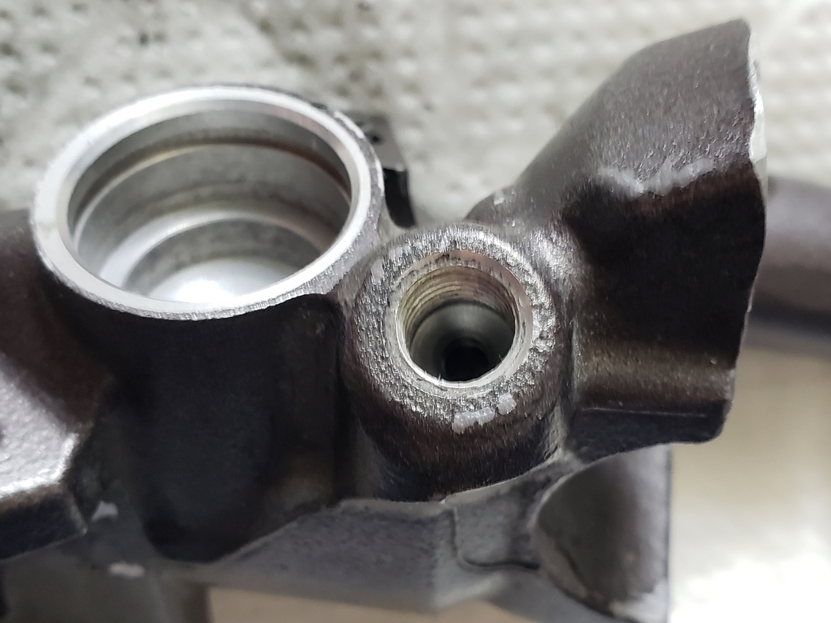 NISSINラジアルマスターのコネクタを抜く