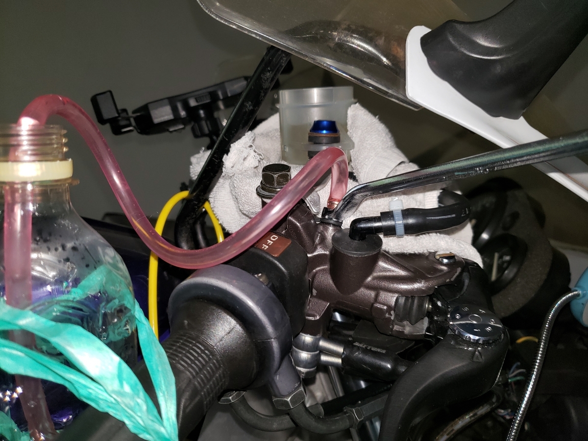 CBR250RR(MC22)のマスターのブリーダからエア抜き