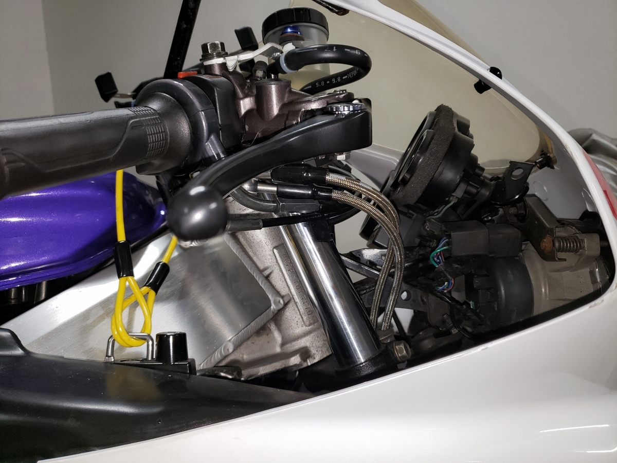 CBR250RR(MC22)のステンメッシュホースの取り回し