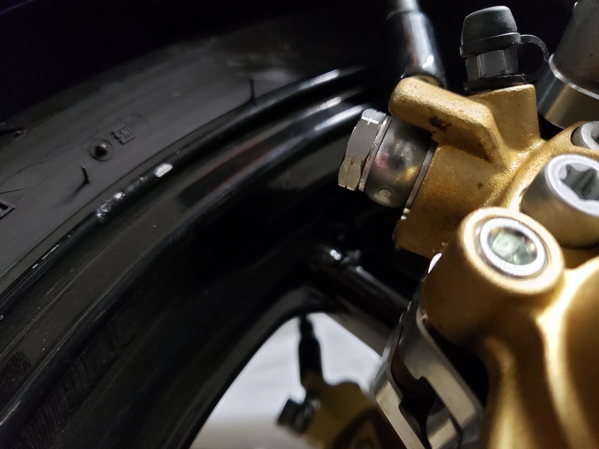 バイクのバンジョーからのブレーキフールドの漏れ確認