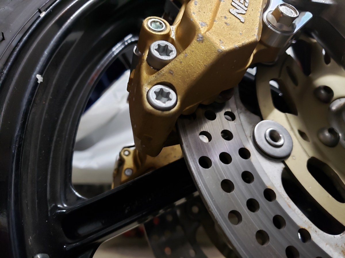 バイクのキャリパーからのブレーキフールドの漏れ確認