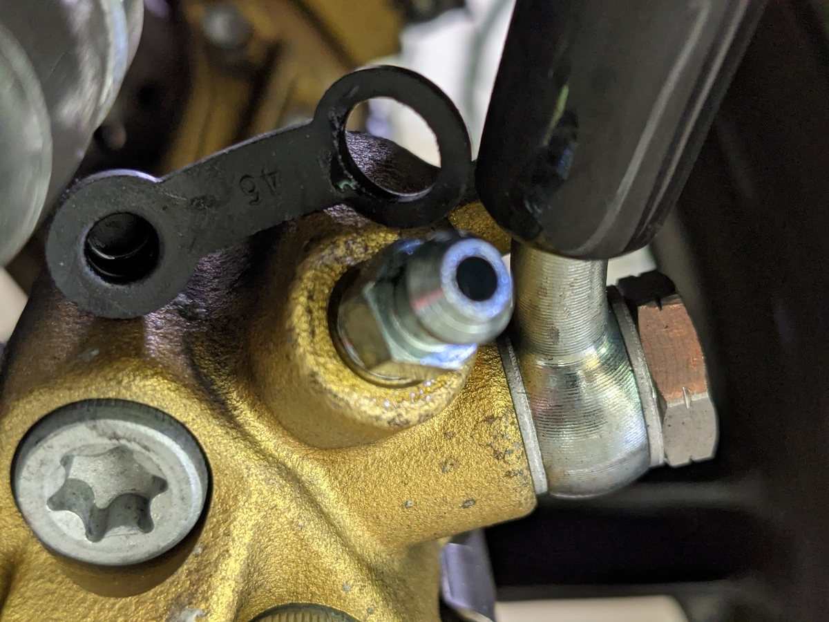 ブレーキキャリパーのブリーダからの滲み