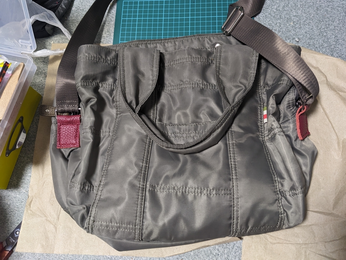 取れたショルダーバッグの肩紐を縫い付け