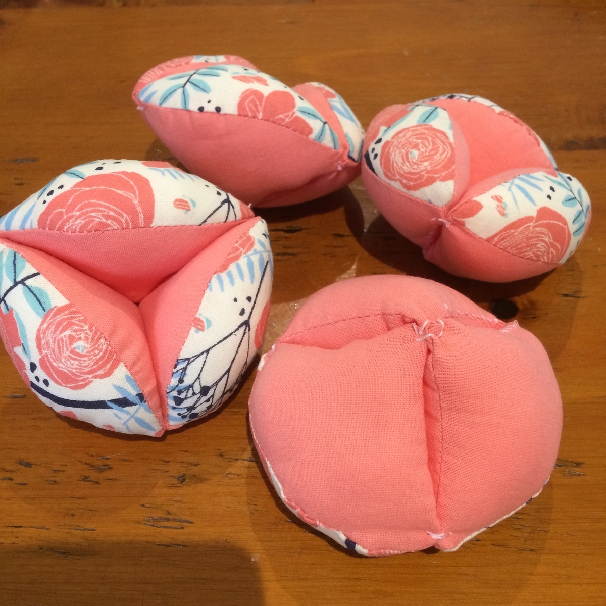 キッキングボール　モンテッソーリ教育　いちご柄　ハンドメイド DIY: モンテッソーリの布ボール - ままこあらの育児ブログ