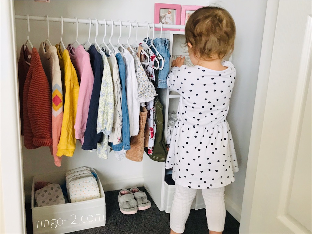 カラーボックスと突っ張り棒でつくる 使いやすい子どもクローゼット りんごがふたつ