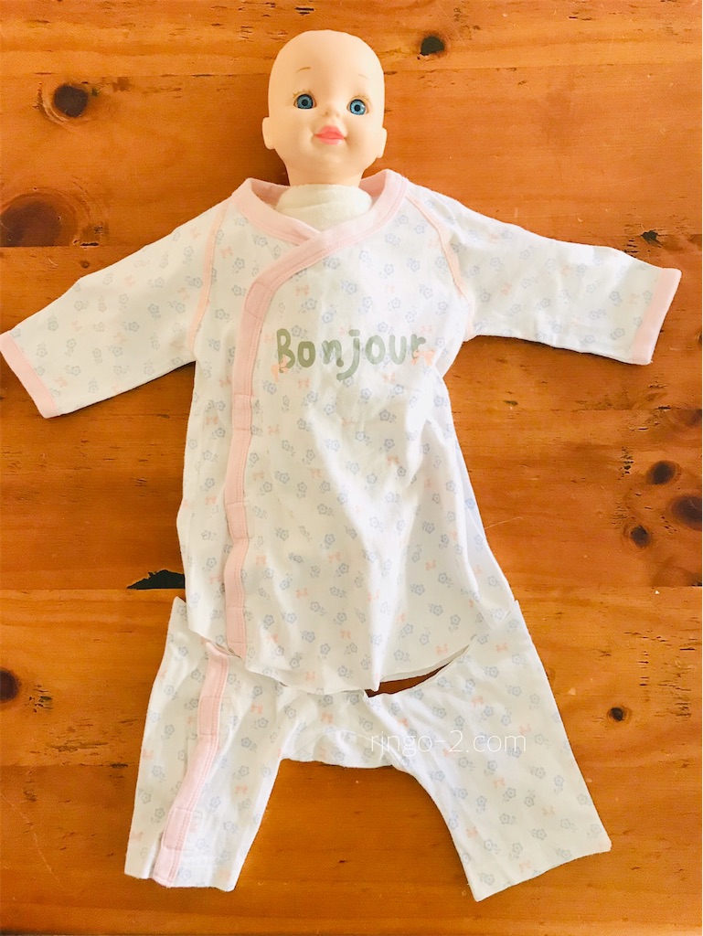 赤ちゃん服を簡単リメイク、お人形さんのスリーパーで紐結び練習 安い買取オンライン 赤ちゃんのお人形さん ぬいぐるみ