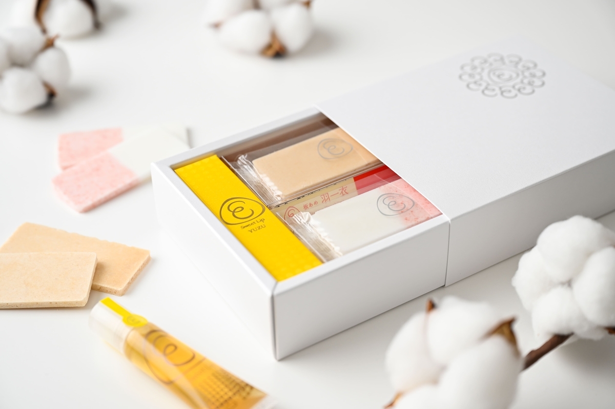 あめやえいたろう「スリーブギフト WINTER」商品一式。板あめ羽一衣2種とスイートリップ柚子のセット（PR TIMES掲載画像）