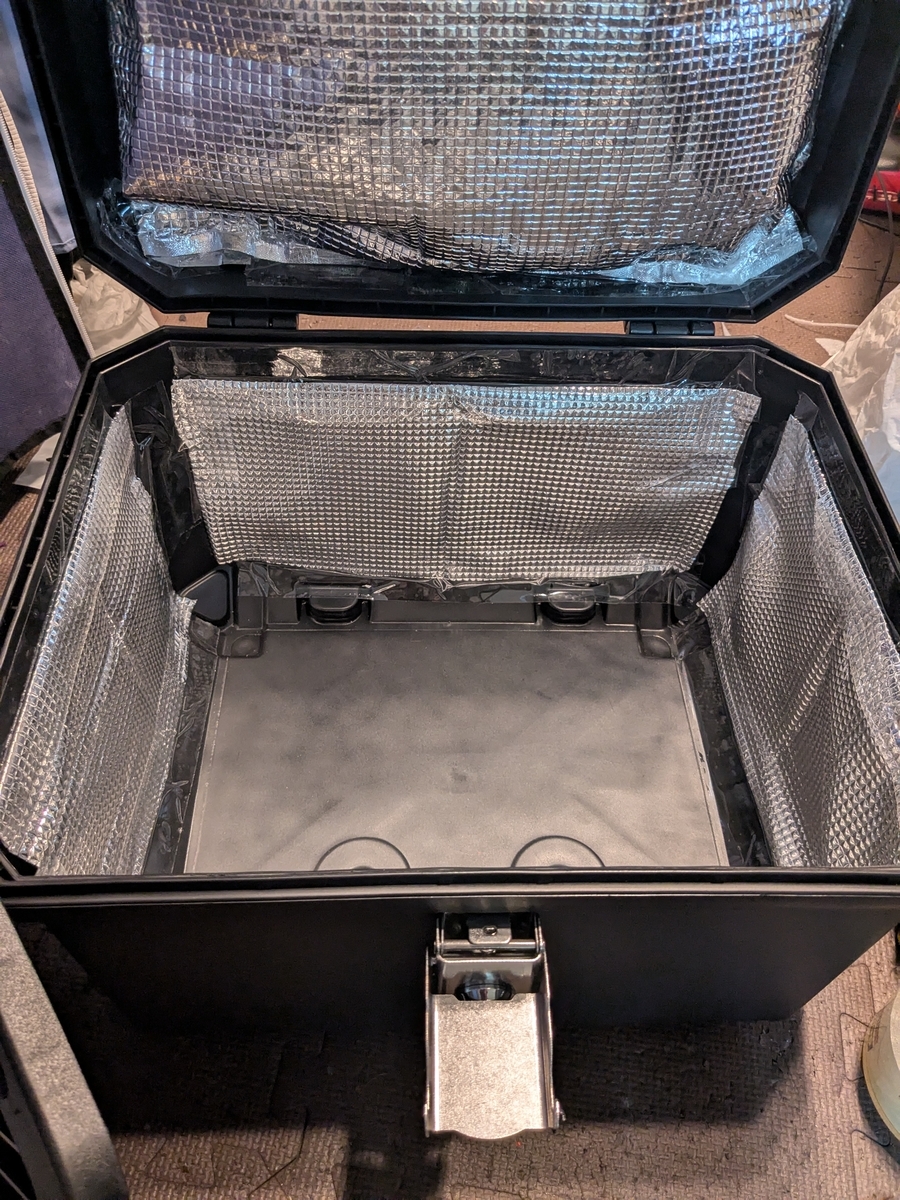 トップケースのフタ内側に厚手パッドを入れ、周囲にアルミ断熱材を貼った状態