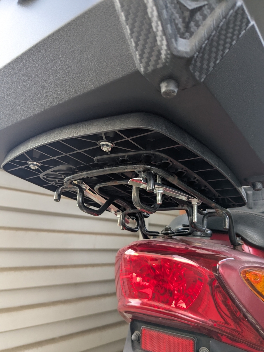 原付JOGにトップケースを装着した後方写真。左右に反射材を追加