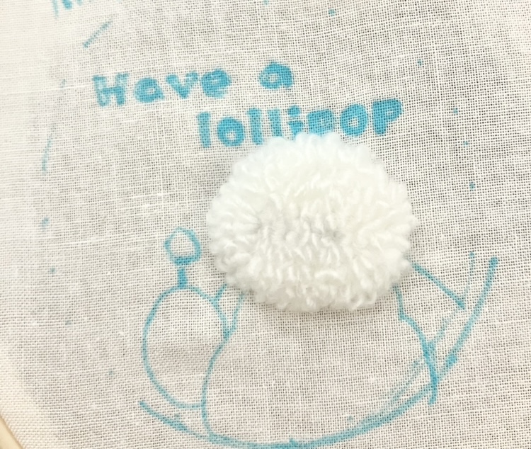 パンチニードル作品の制作途中：毛糸を刺しハサミでカットする前の様子