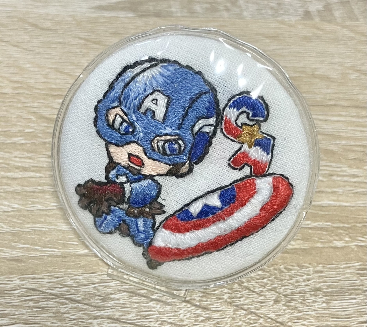 オリジナルイラストをもとに作ったキャプテンアメリカの刺繍缶バッジ完成作品