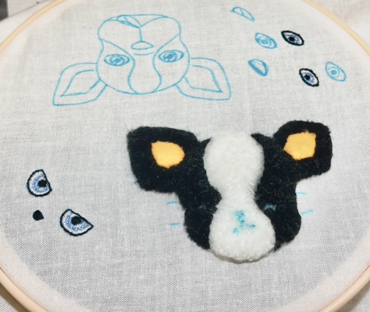 目・鼻・口は別途刺繍で作成している様子