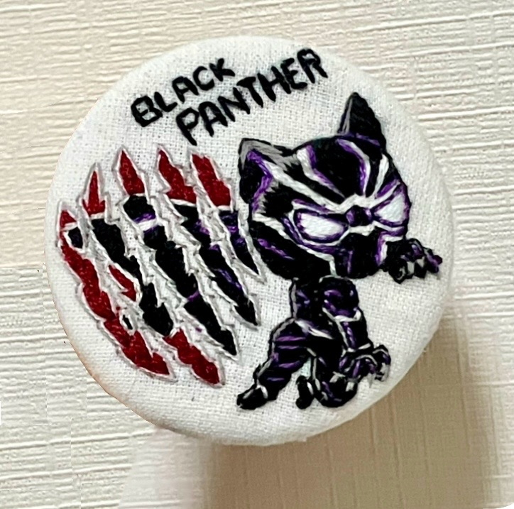 ブラックパンサーをモチーフにした刺繍缶バッジ完成作品。爪痕デザインと細かい白ラインが特徴