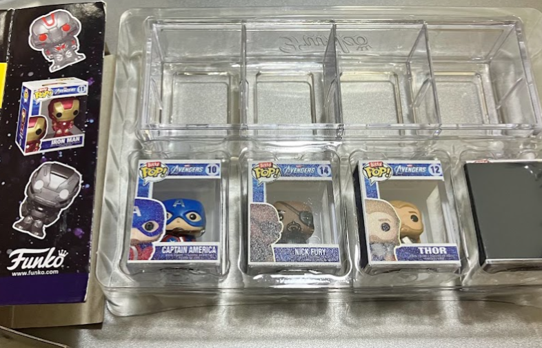 bitty pop marvel シリーズ。開封後。２段に分かれており、下段はフィギュアが４っ。上段にはディスプレイ用のクリアケース。