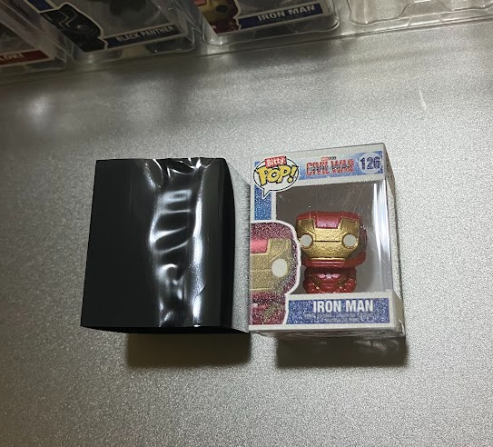 ブラインドを開封した画像。アイアンマンフィギュア。