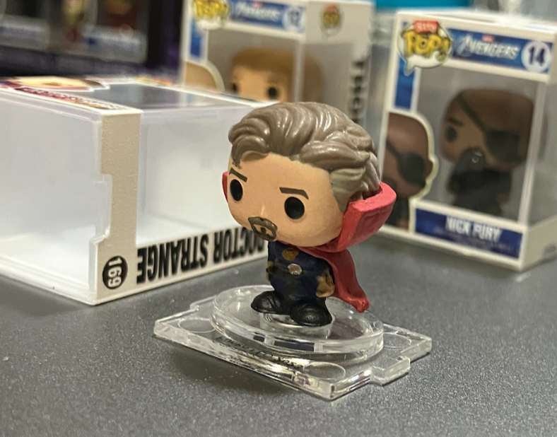 bitty pop のドクター・ストレンジのフィギュアをアップにした画像。小さいながら細かいところまで再現されている。