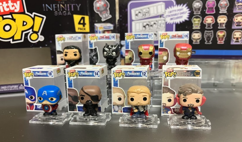 購入した２個のbitty pop marvelシリーズのフィギュアをすべて並べた写真。