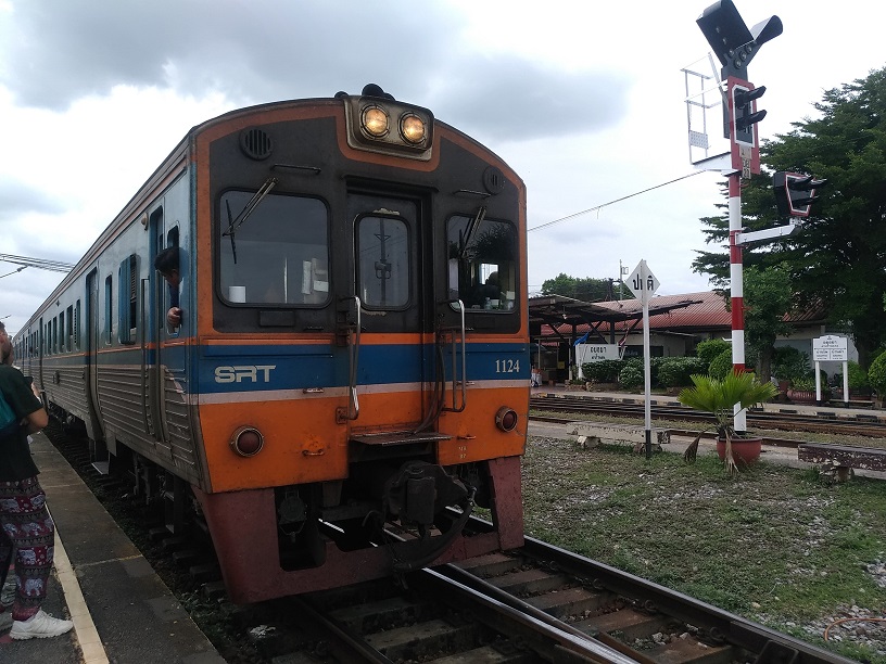 20251122-(2)アユタヤへの急行列車