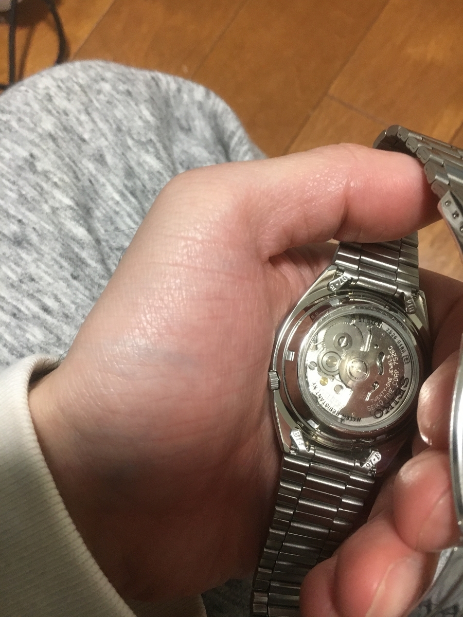 Seiko5 SNXS77K の裏側　裏スケルトンです