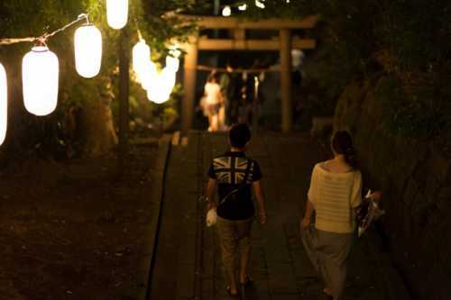 一礼 神社ではまず鳥居の前で一礼をする