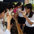 女子高生の流しそうめん