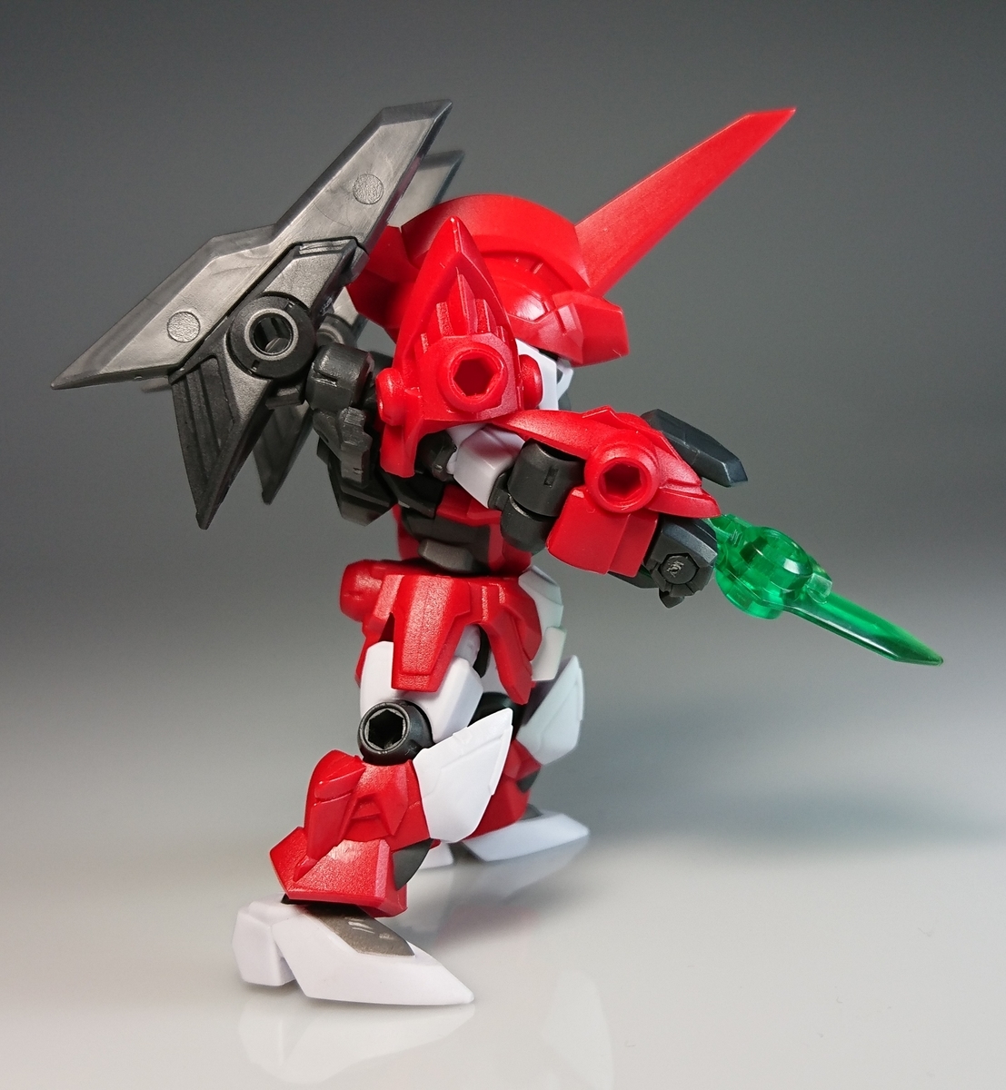 ロボットフィギュア 赤 武器パーツ付き ロボットフィギュア白/赤 武器付き 約16cm - メルカリ