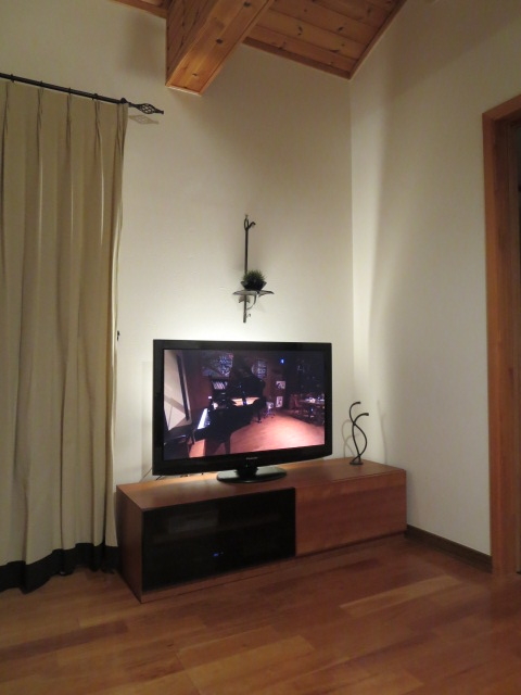 テレビ裏の間接照明で雰囲気アップ 暮らしのカタチ テレビ裏の間接照明で雰囲気アップ 暮らしのカタチ