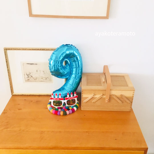 9歳のお誕生日の飾りつけ シンプルなリビングにガーランドなどを飾りました 心を楽に シンプルライフ 9歳のお誕生日の飾りつけ シンプルなリビングにガーランドなどを飾りました 心を楽に シンプルライフ