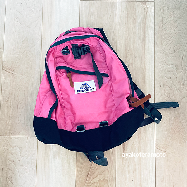 新しいママリュックの使い心地】たっぷり入り機能的、ピンクの差し色が