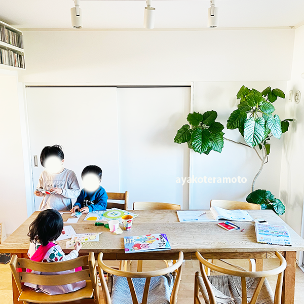 冬休みの過ごし方】1歳から11歳まで、ダイニングテーブルに集う 冬休みの過ごし方】1歳から11歳まで、ダイニングテーブルに集う