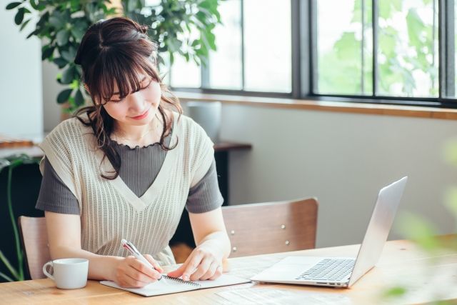 ノートを記入する女性