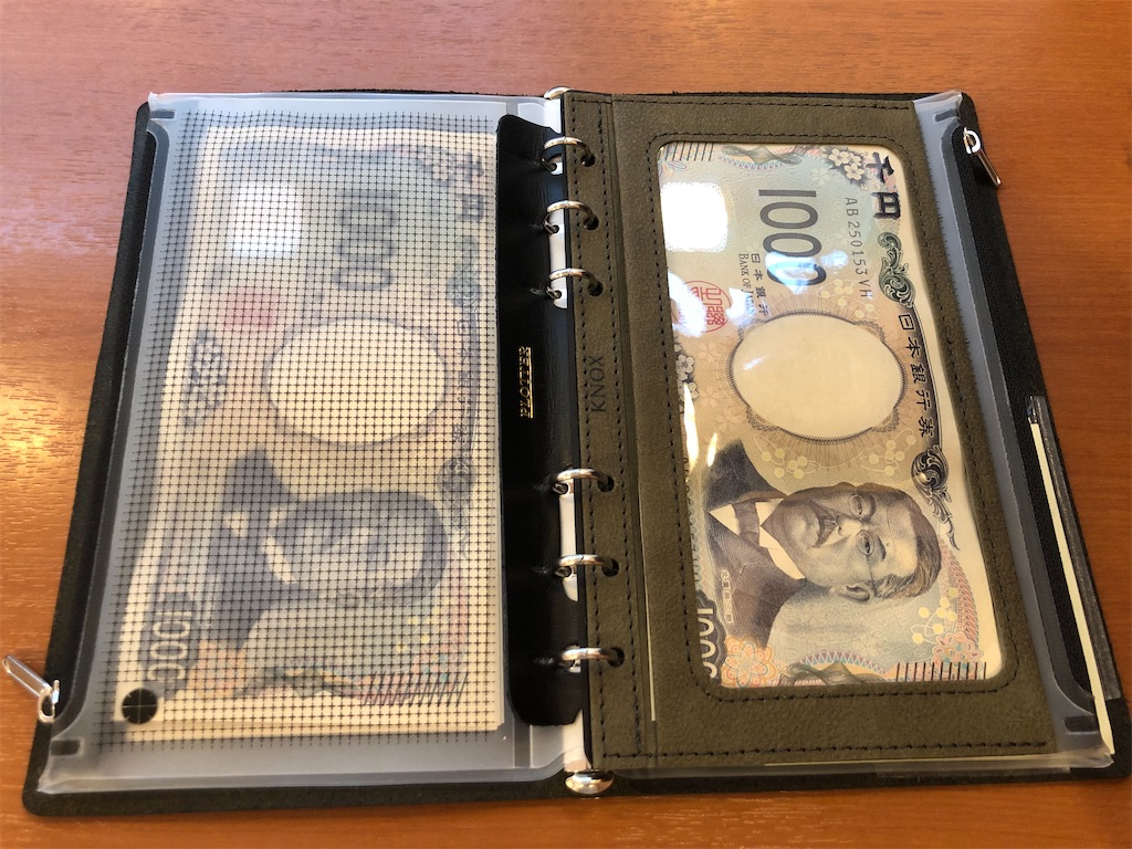 左:PLOTTERポケット 右:限定フレームポケット