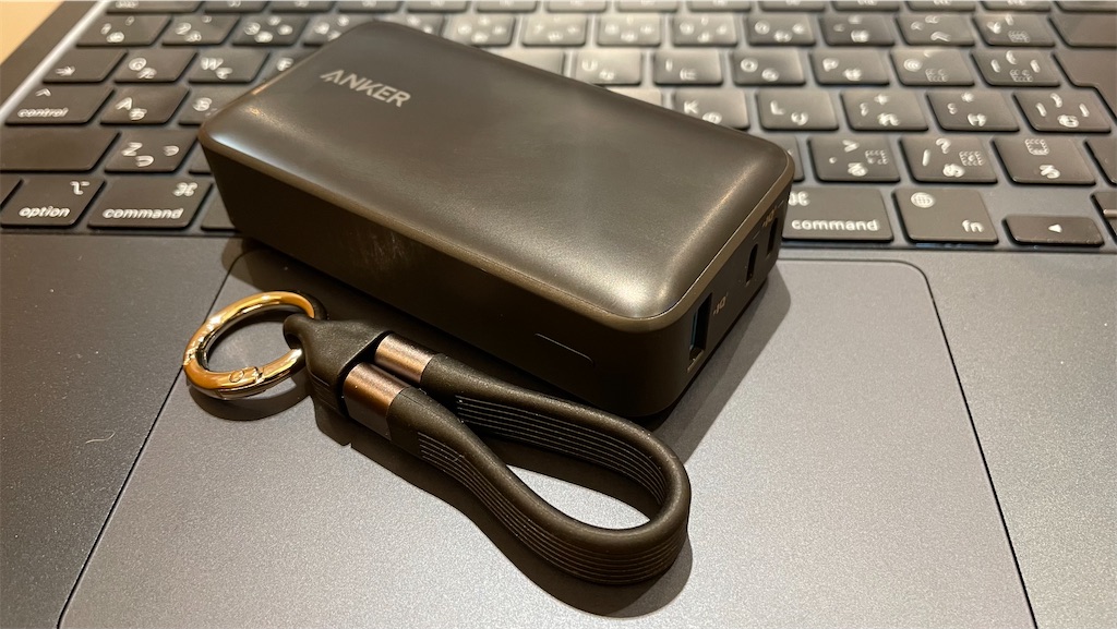 ケーブルホルダー＋充電器とセットでもコンパクト