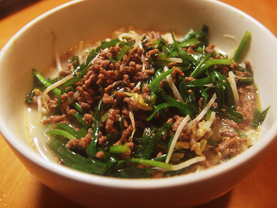 ひき肉ニラもやし ごま油炒めラーメン 実観