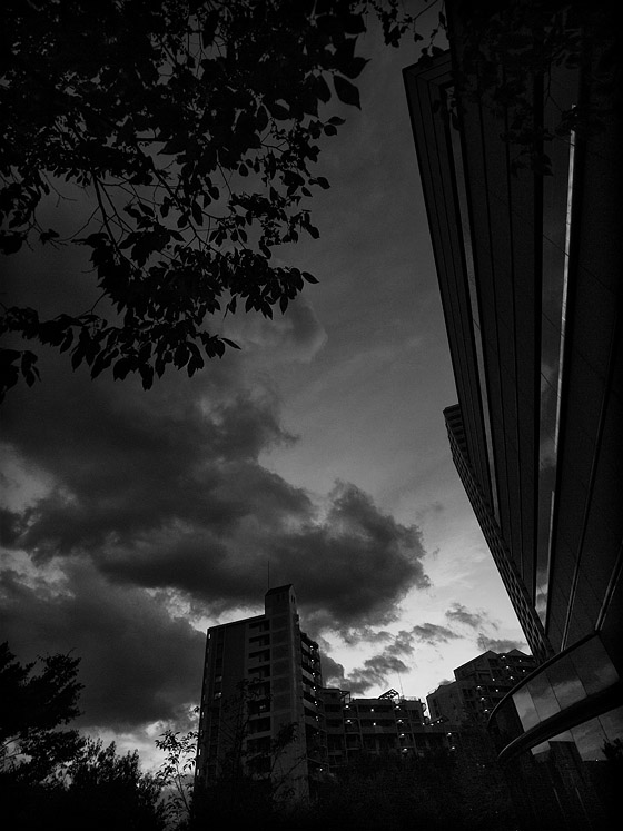 暗雲垂れ込む 実観