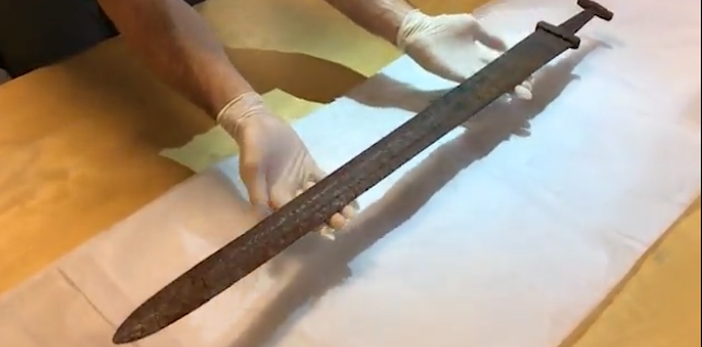 伝説の勇者かな？ 8歳の少女が湖で1000年以上前の剣を発見 - 猫でも 